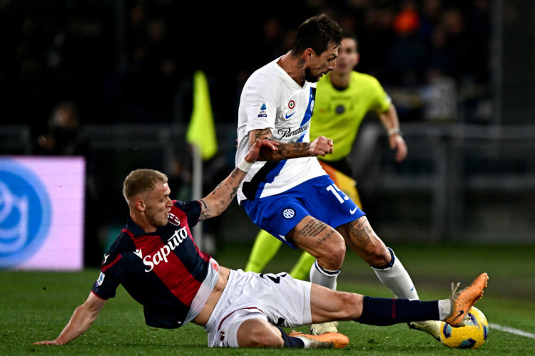 Zagueiro Francesco Acerbi, da Inter de Milão (camisa branca)