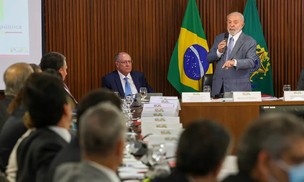 "Falta muito para fazer", diz Lula ao abrir reunião ministerial