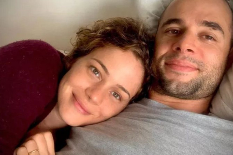 A atriz Leandra Leal e o cineasta Guilherme Burgos estão grávidos do primeiro filho