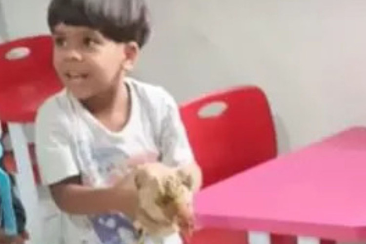 Criança leva galinha escondida dentro de mochila para escola e vídeo viraliza