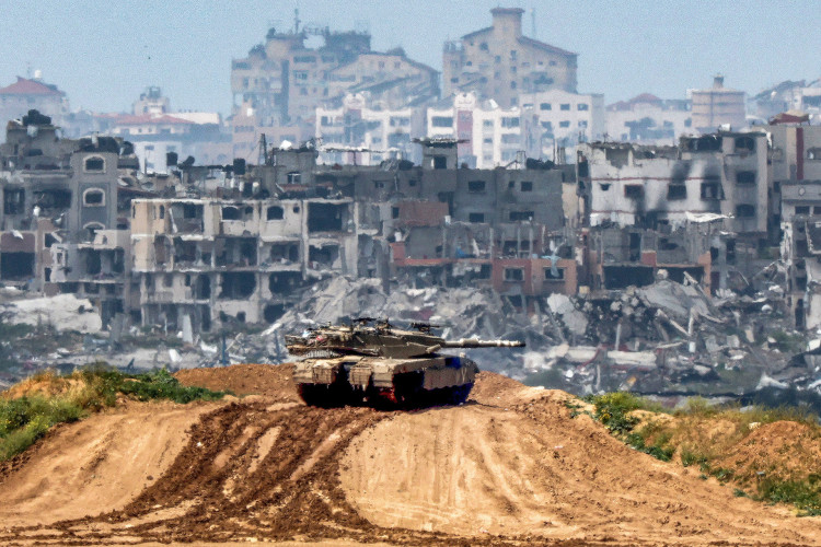 Esta foto tirada da fronteira sul de Israel com a Faixa de Gaza mostra o tanque de guerra do exército israelense posicionado ao longo da fronteira com o território palestino em 19 de março de 2024, em meio ao conflito em curso entre Israel e o grupo militante Hamas.
