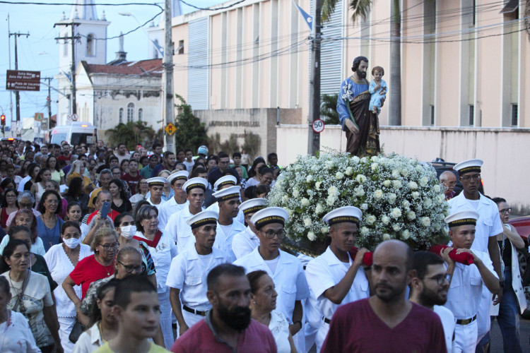 ￼Figura de São José foi cercada de orações, cantos e aplausos por dezenas de fiéis no Centro de Fortaleza