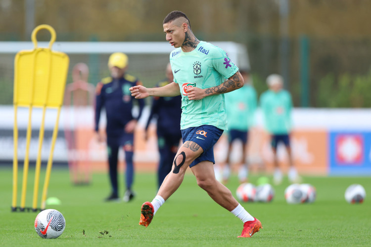 Atacante Richarlison em treino da seleção brasileira no CT do Arsenal, em Londres