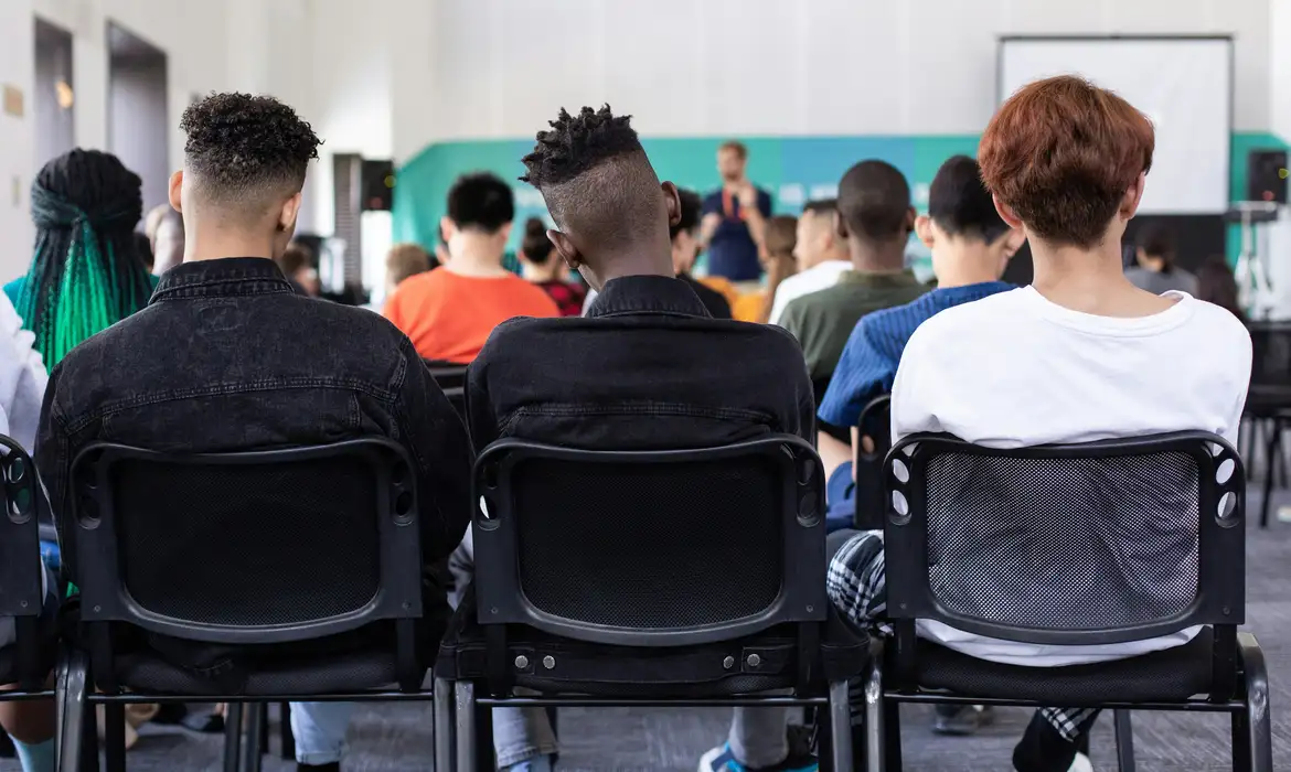 Novo ensino médio: relator retoma carga horária de formação básica