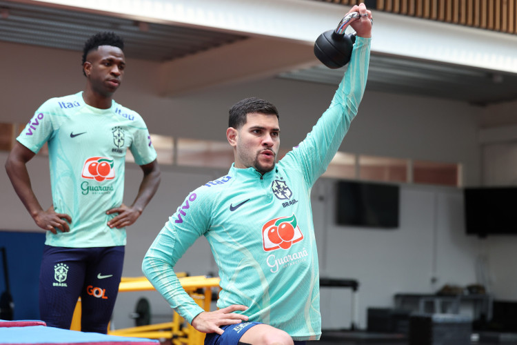 Volante Bruno Guimarães em treino da seleção brasileira no CT do Arsenal