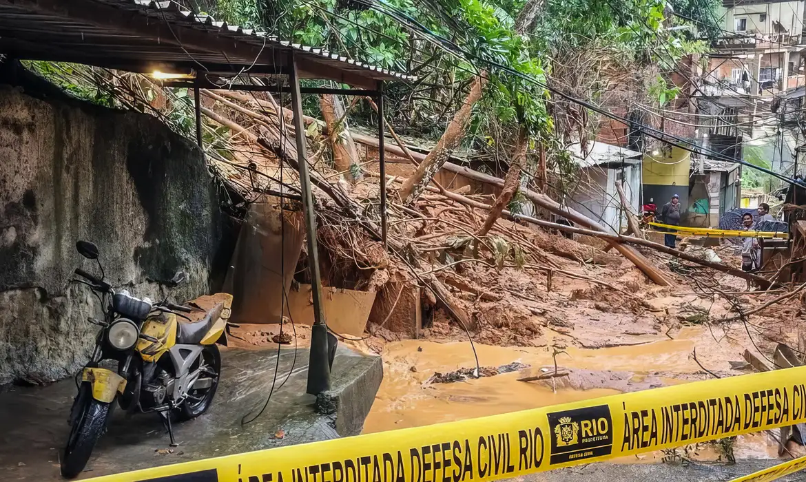 Entenda como a chuva provoca deslizamentos e desmoronamentos