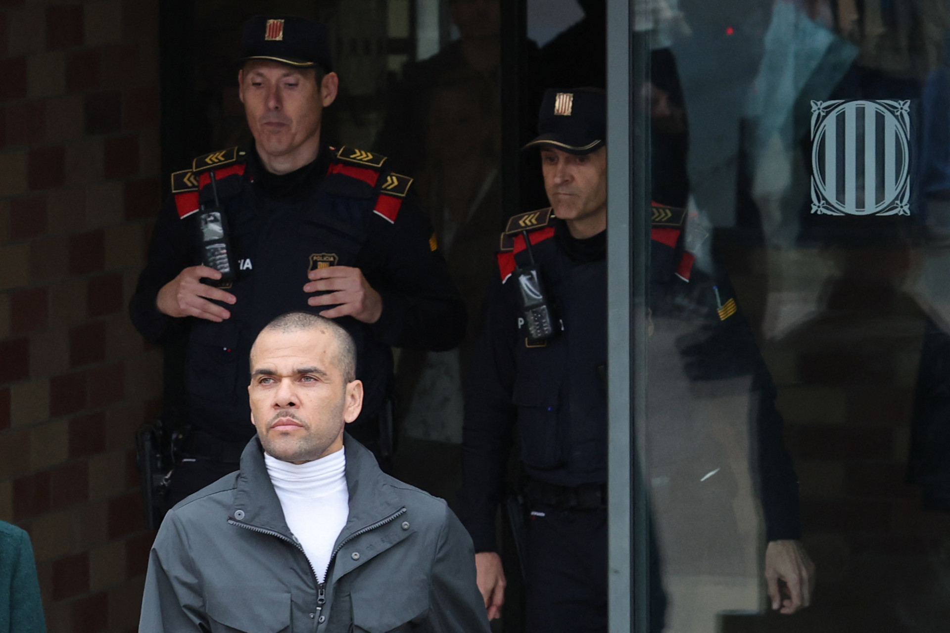 Ex-jogador de futebol e condenado por estupro na Espanha, Daniel Alves pagou fiança e está em liberdade condicional  (Foto: LLUIS GENE / AFP)