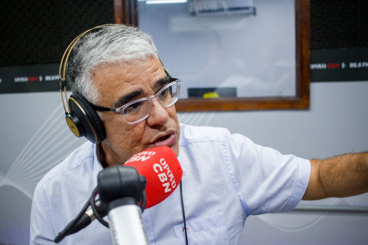 FORTALEZA, CEARÁ, BRASIL, 27-03-2024: Senador Eduardo Girão em entrevista para a rádio O Povo CBN. (Foto: Samuel Setubal)