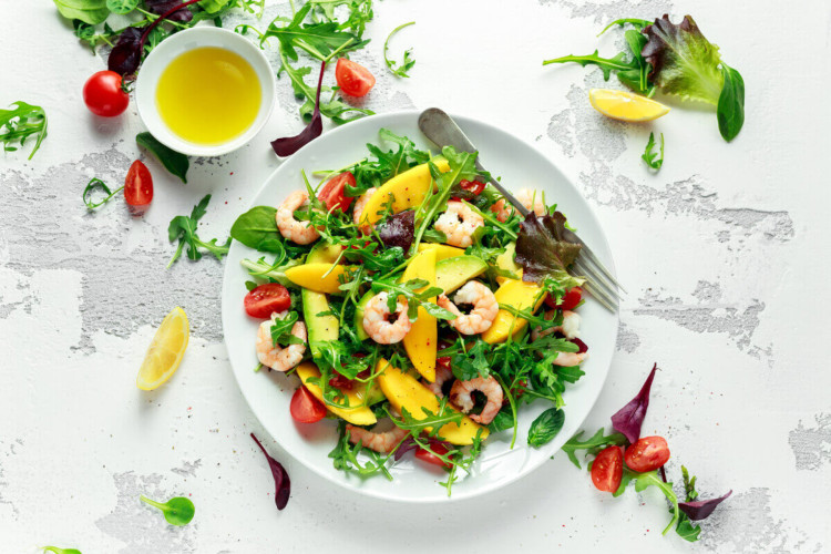 Salada de alface com camarão e abacate (Imagem: DronG | Shutterstock) 