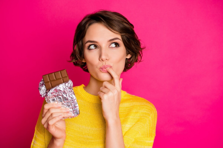 Pessoas com restrições alimentares precisam se atentar ao rótulo do chocolate (Imagem: Roman Samborskyi | Shutterstock)