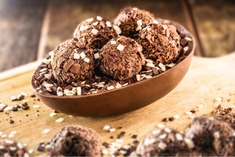 Ovo de Páscoa de colher de brigadeiro (Imagem: RHJPhtotos |  Shutterstock)