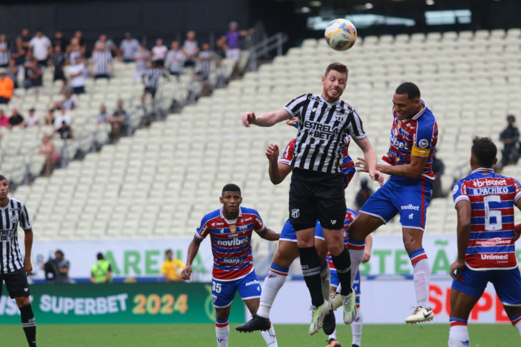 Aylon e Titi disputam lance no jogo Fortaleza x Ceará, no Castelão, pela final do Campeonato Cearense 2024