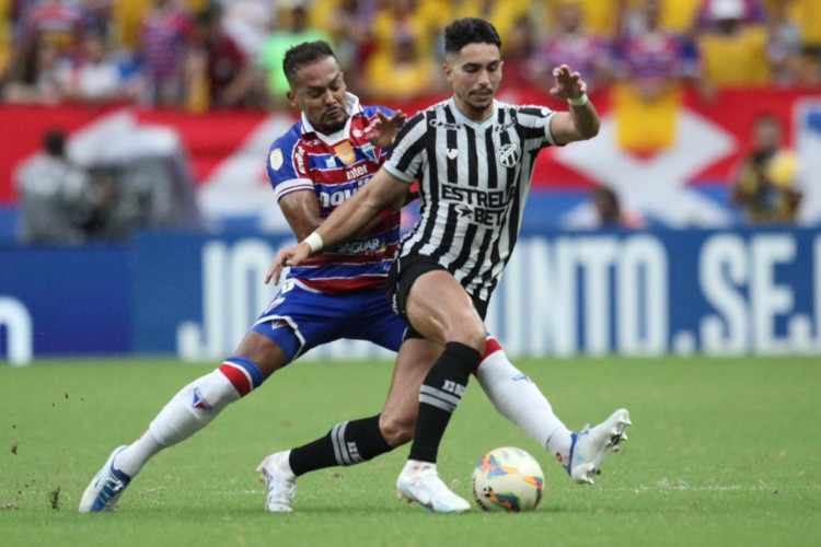 Bruno Pacheco e Raí Ramos disputam lance no jogo Fortaleza x Ceará, no Castelão, pela final do Campeonato Cearense 2024