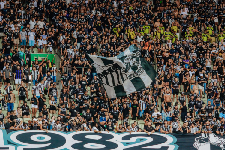 Torcida alvinegra cantou do início ao fim do Clássico