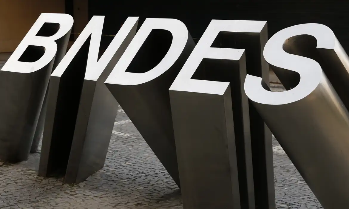 Concurso do BNDES terá 150 vagas e salário inicial de R$ 20,9 mil