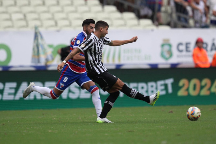 Lucas Mugni e Lucero disputam lance no jogo Fortaleza x Ceará, no Castelão, pela final do Campeonato Cearense 2024