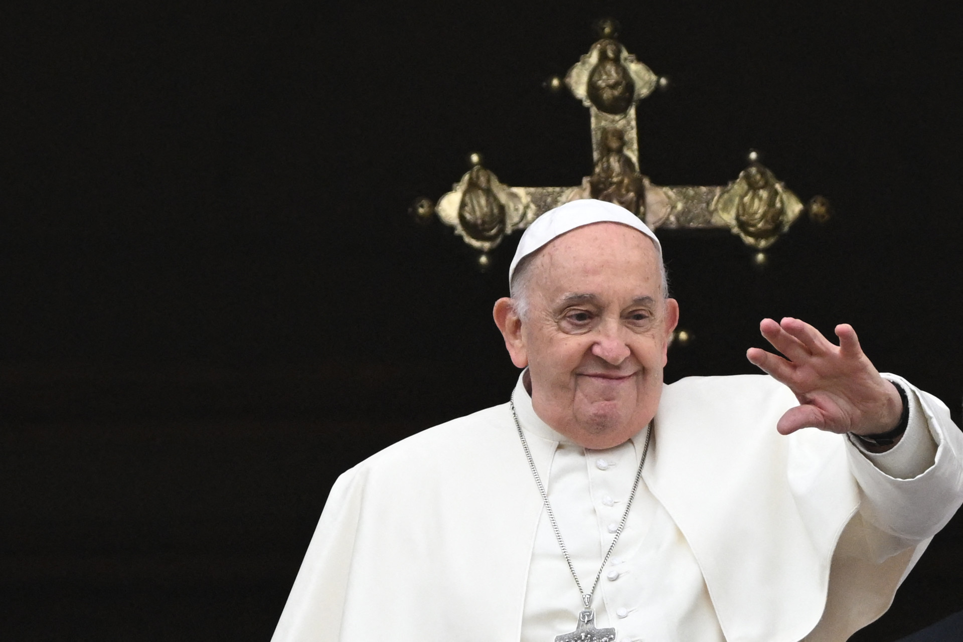 O Papa Francisco acena da galeria central da Basílica de São Pedro durante a mensagem pascal 'Urbi et Orbi' e bênção à cidade e ao mundo  (Foto: TIZIANA FABI/AFP)