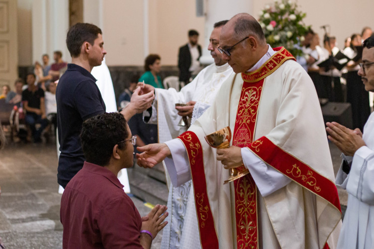 FORTALEZA, CEARÁ, BRASIL, 31-03-2024: Fieis vão para primeira Missa de Páscoa do arcebispo Gregório Paixão na Catedral Metropolitana da Sé. (Foto: Samuel Setubal)