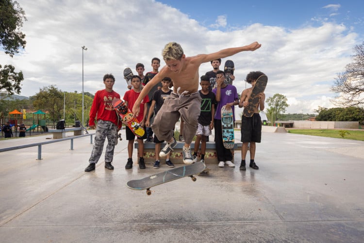 Meninos de skate em frente ao Centro Cultural do Cariri 