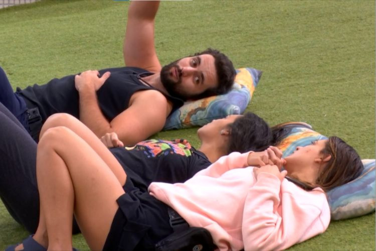 BBB 24: Matteus conversa com as aliadas Beatriz e Alane, que estão no paredão 