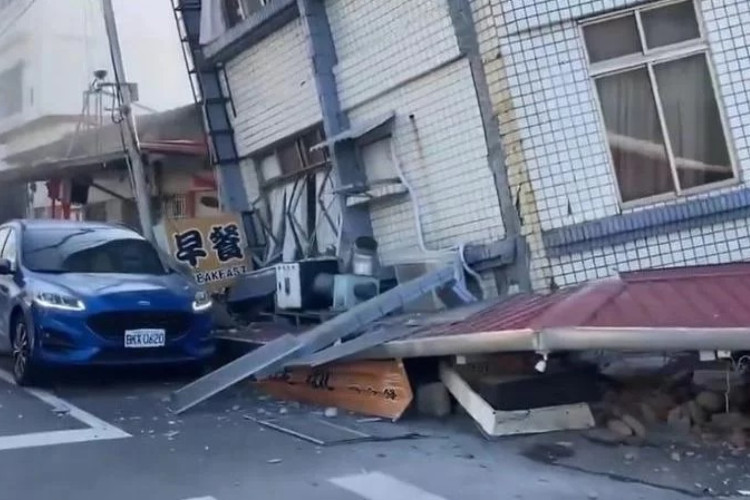 Diversos vídeos e fotos estão sendo publicados nas redes sociais para mostrar prédios destruídos após o tremor de terra