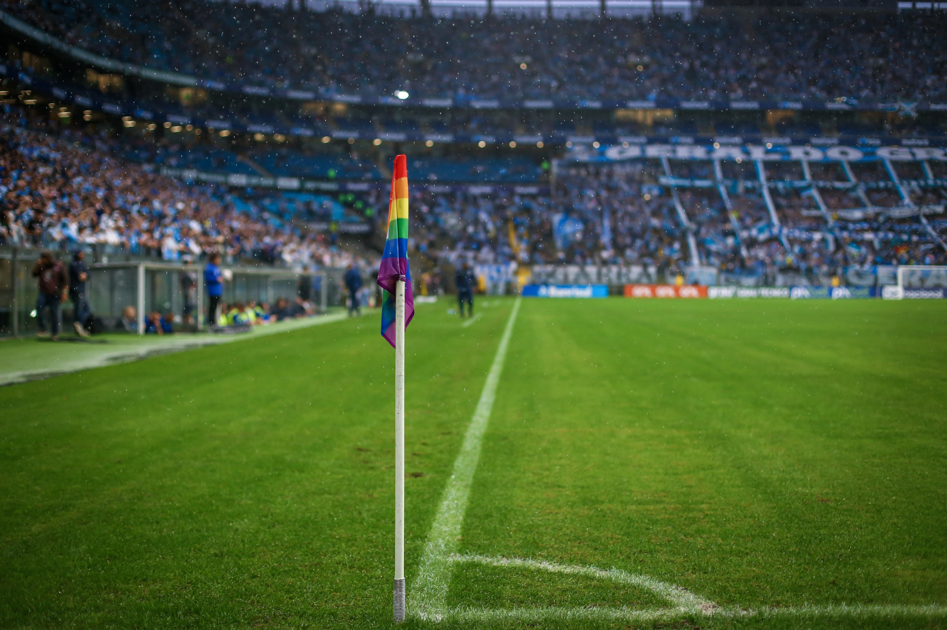 Bandeira LGBTQIA+ no gramado da Arena do Grêmio (Foto: LUCAS UEBEL/GREMIO FBPA)