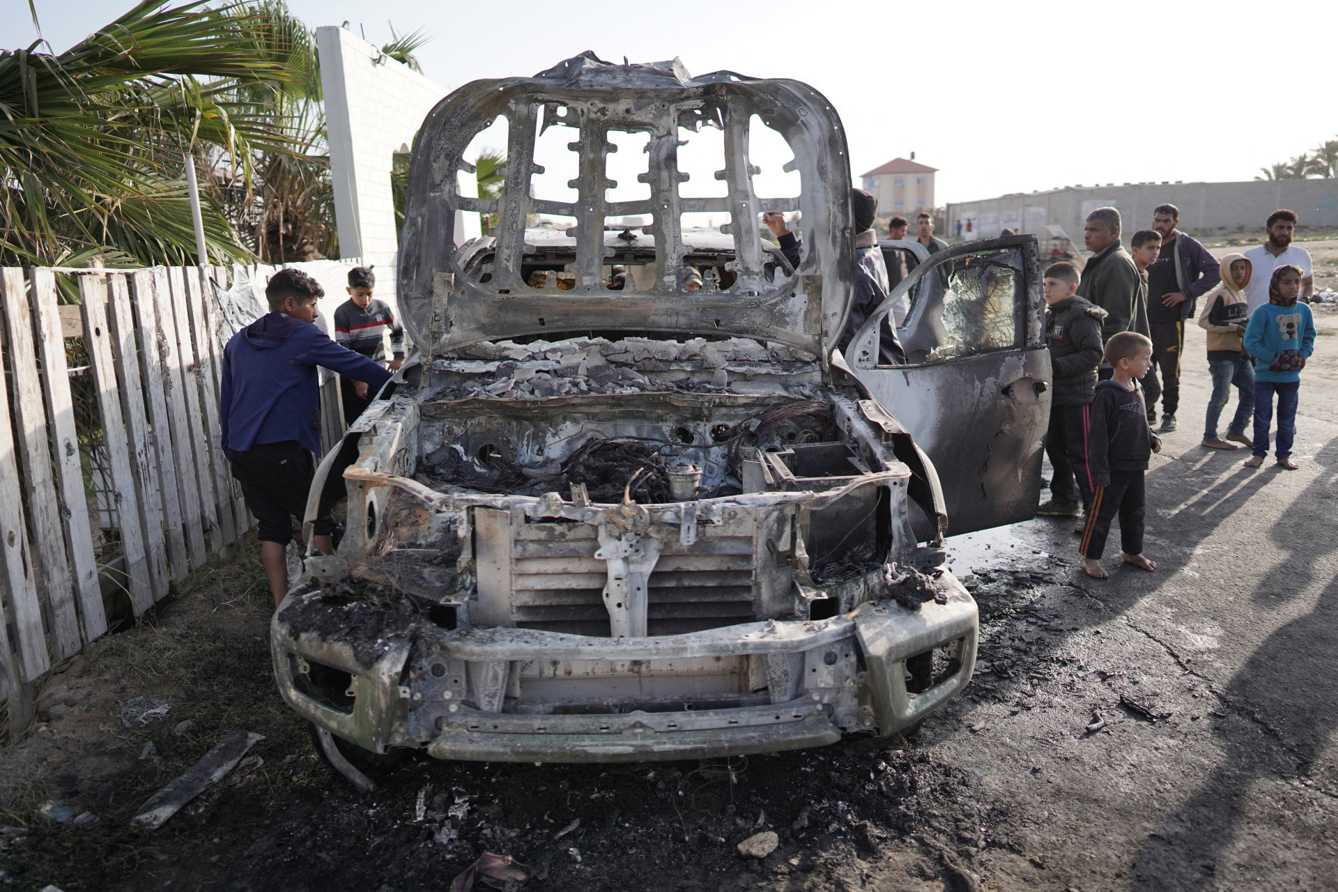 ￼CARRO de grupo humanitário atingido por bombardeio israelense em Deir al-Balah (Foto: AFP)