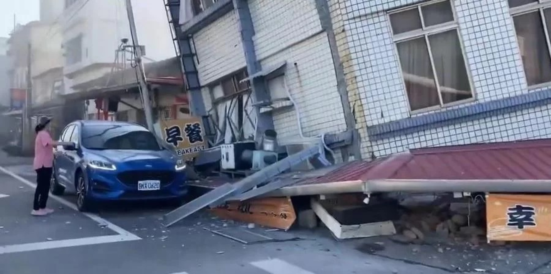 Diversos vídeos e fotos estão sendo publicados nas redes sociais para mostrar prédios destruídos após o tremor de terra (Foto: Reprodução X / Twitter)