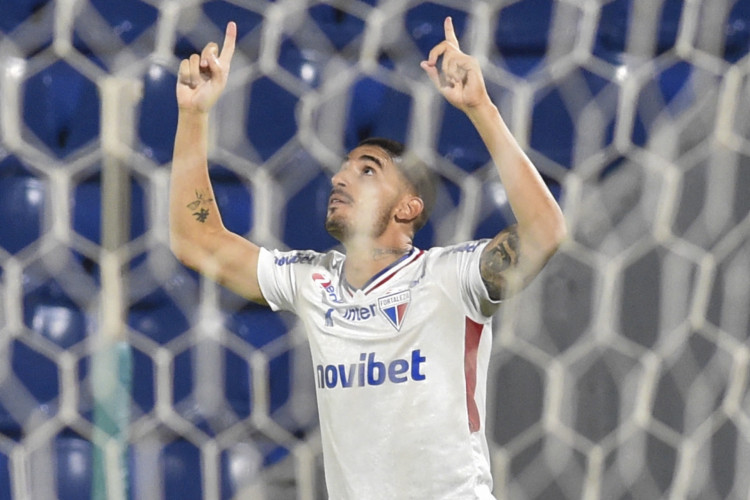 O atacante do Fortaleza Thiago Galhardo (R) comemora após marcar durante a partida de ida da fase de grupos da Copa Sul-Americana entre o Sportivo Trinidense do Paraguai e o Fortaleza do Brasil, no estádio Defensores del Chaco, em Assunção, em 3 de abril de 2024. (Foto de NORBERTO DUARTE / AFP)