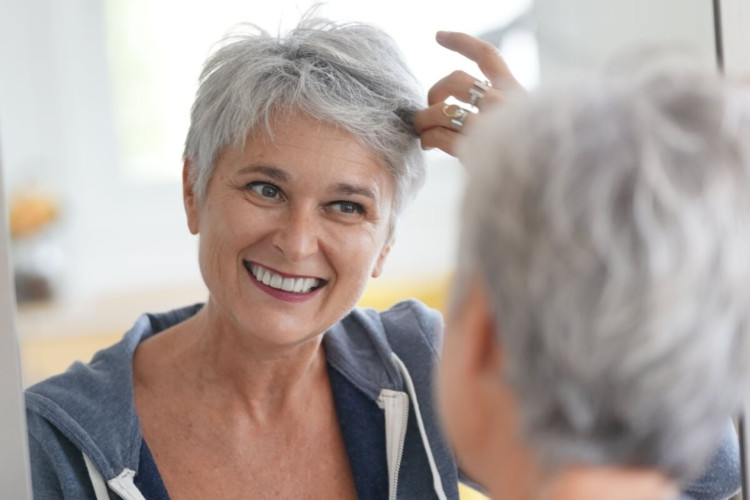 Assumir os cabelos grisalhos é um ato de liberdade e empoderamento (Imagem: goodluz | Shutterstock)