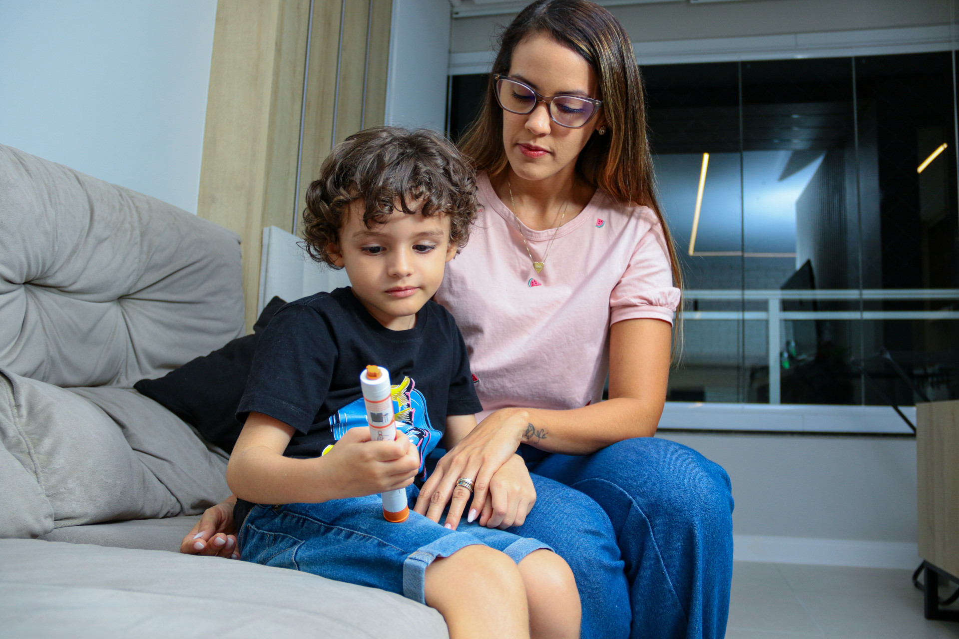 Vivian Santos, 34, descobriu que o filho Lucas é alérgico à proteína do leite de vaca quando ele ainda tinha meses de vida (Foto: Yuri Allen/Especial para O Povo)