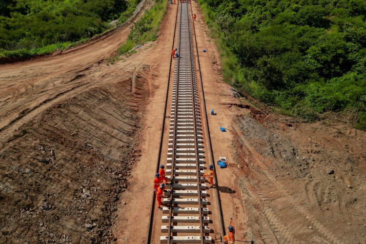 Obras contam com 3,8 mil operários e avançam em 1,6km por dia