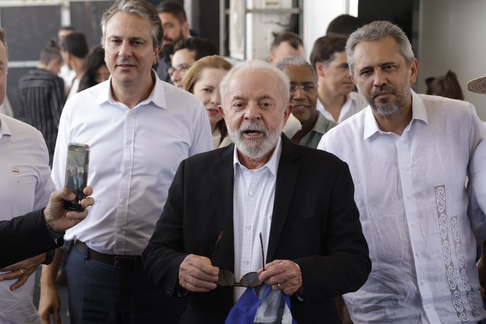 Presidente Luiz Inácio Lula da Silva, com o governador do Ceará, Elmano de Freitas, e o ministro da Educação, Camilo Santana, em agenda em Iguatu  (Foto: AURÉLIO ALVES)