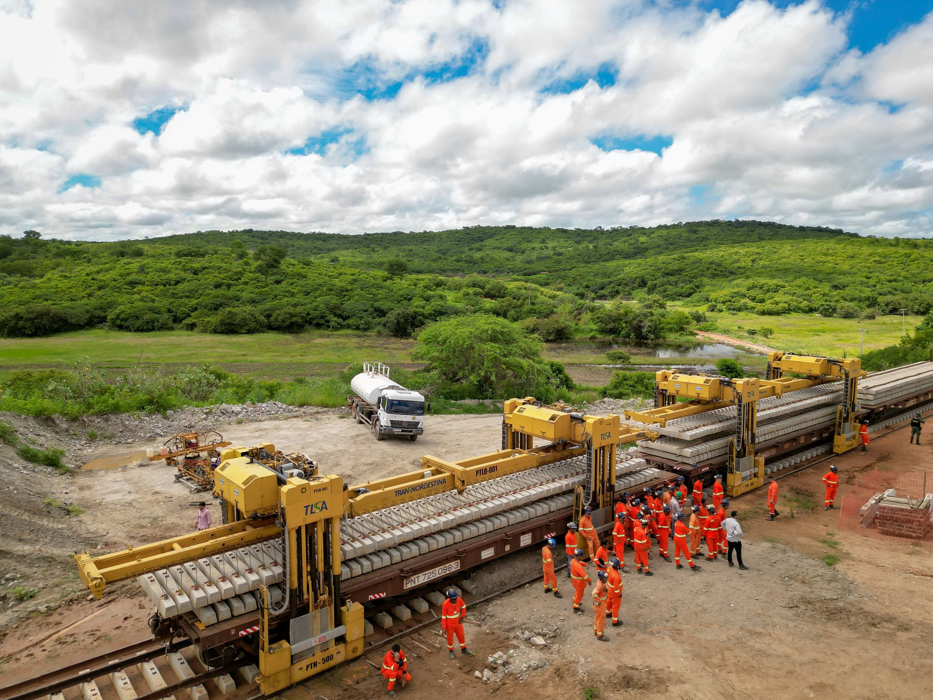 ￼OBRAS da ferrovia contam com 2 mil operários em atuação, atualmente (Foto: AURÉLIO ALVES)