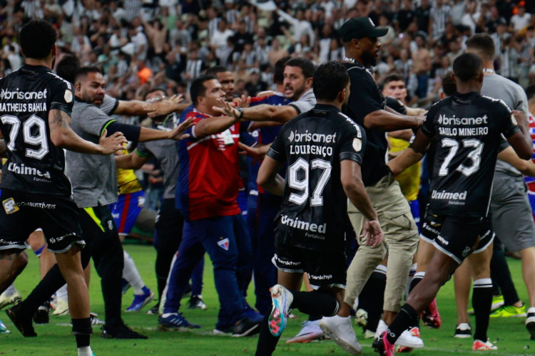 Jogadores de Ceará e Fortaleza brigam após final do Campeonato Cearense