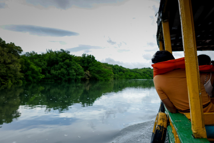 Projeto realiza passeios de barco pela Barra do Ceará para registros da área