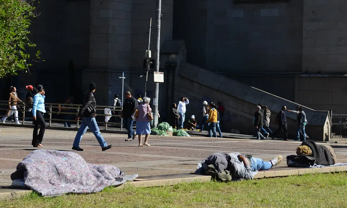 Padre Lancellotti critica exploração de pessoas em situação de rua