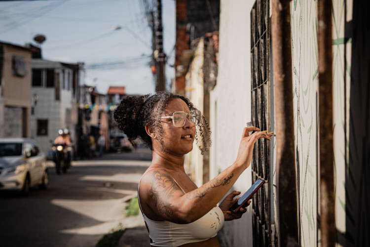 Na foto, Dinha, artista visual e grafiteira que estará presente na inauguração do equipamento cultural.(Foto: Divulgação / Wellington Juliao)