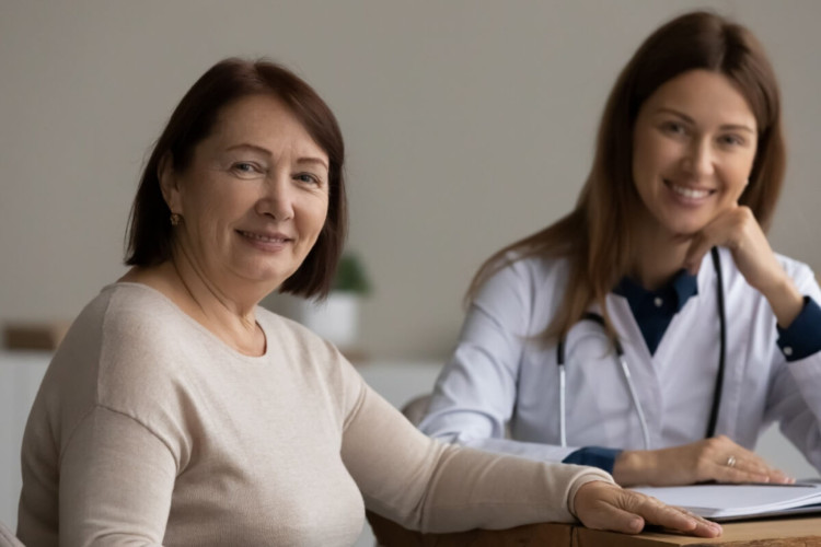 A menopausa, marcada pela cessação da menstruação e pelas alterações hormonais, pode afetar a vida sexual (Imagem: fizkes | Shutterstock)