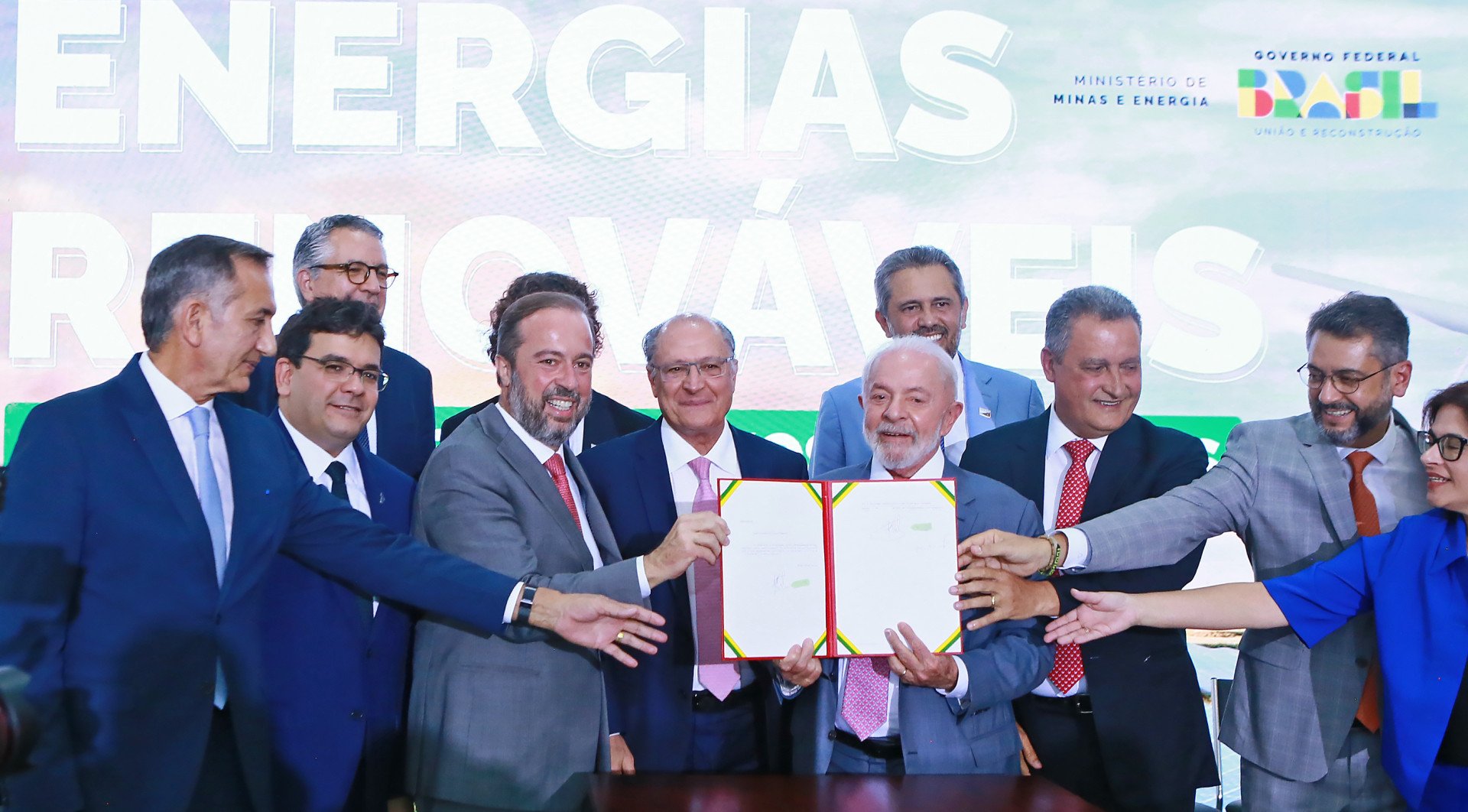 ￼CERIMÔNIA de assinatura da MP das Energias Renováveis e de redução de impactos tarifários. Empresas cobram celeridade do Governo (Foto: TAUAN ALENCAR MME)