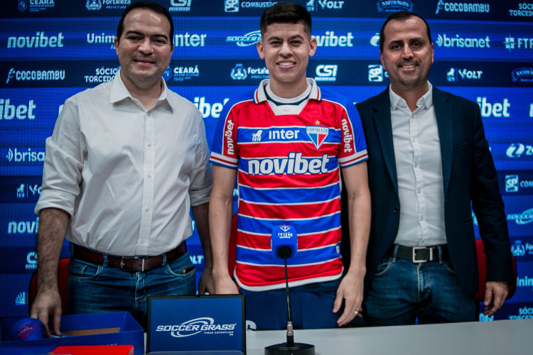 CEO Marcelo Paz, volante Matheus Rossetto e executivo de futebol Bruno Costa em entrevista coletiva de apresentação no Fortaleza