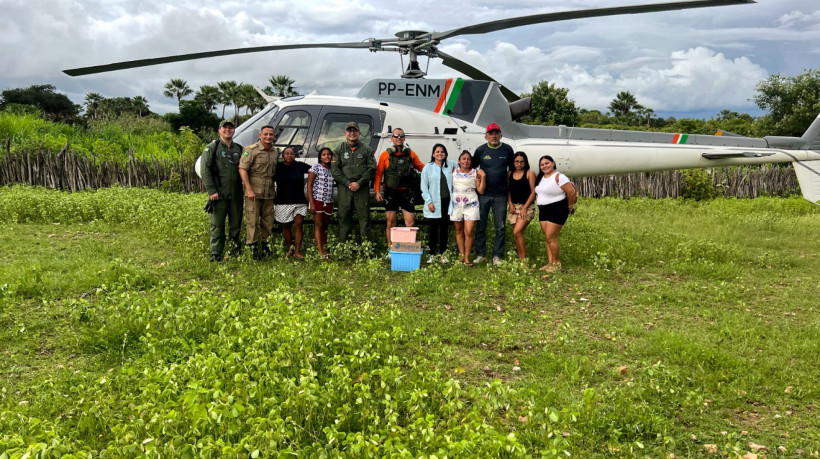 Bombeiros usaram uma aeronave para chegar até a localidade atingida 