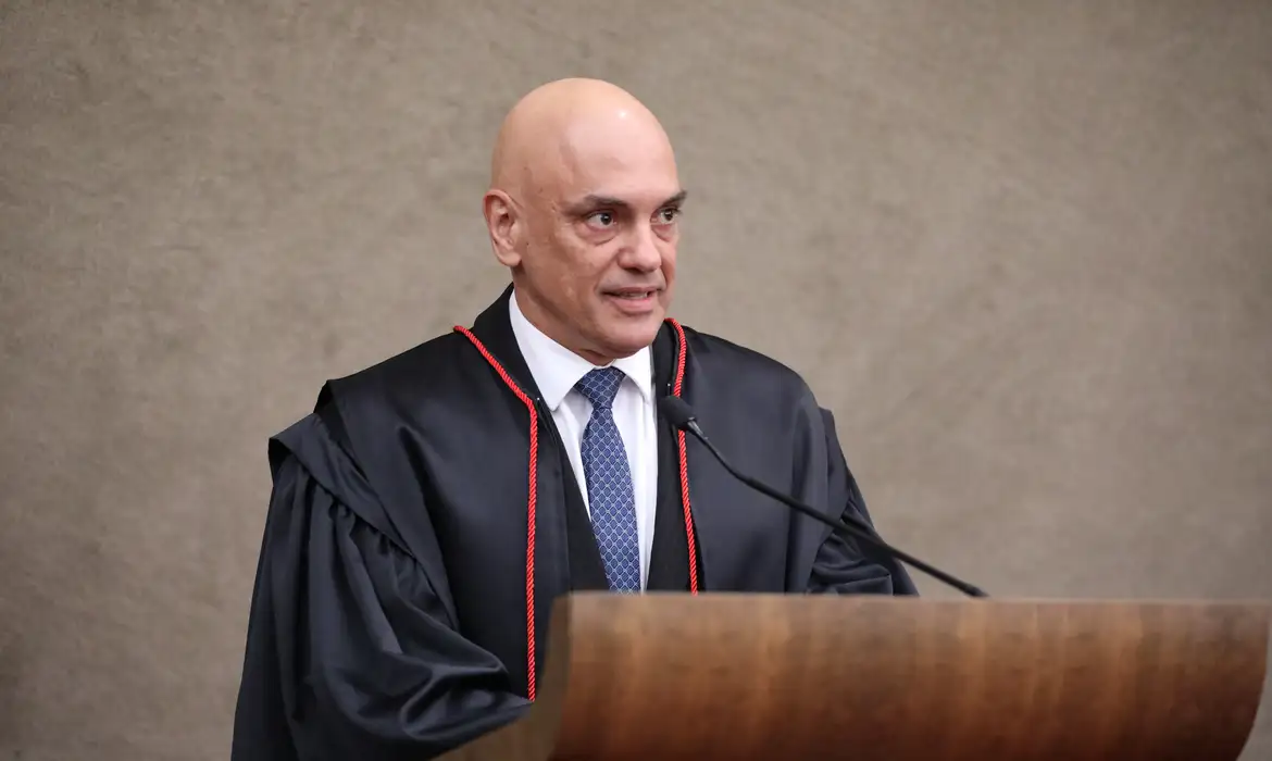 Jornal afirma que Alexandre de Moraes teria utilizado de Cortes para produzir relatórios contra aliados do ex-presidente Jair Bolsonaro (PL)