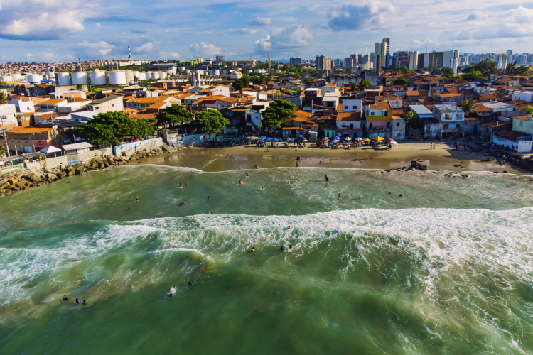 Praia do Titanzinho é amada por surfistas e guarda histórias de uma comunidade
 que resiste 