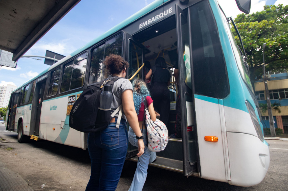  Passageiros reclamam de redução na quantidade dos ônibus e rotas que estão demorando mais desde as últimas férias escolares (Foto: Samuel Setubal)