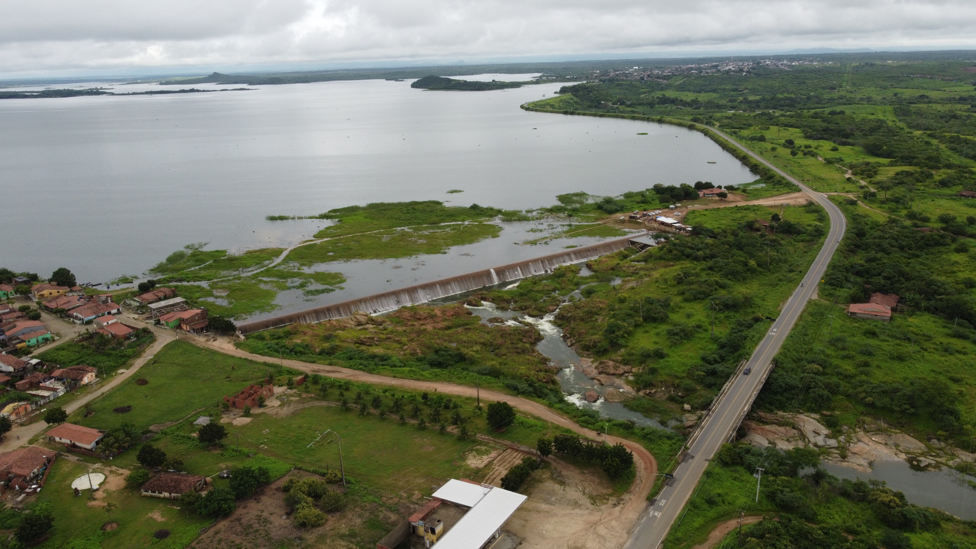 ￼ARARAS é o maior açude que está sangrando atualmente no Ceará  (Foto: Manuel Augusto/Prefeitura de Varjota)