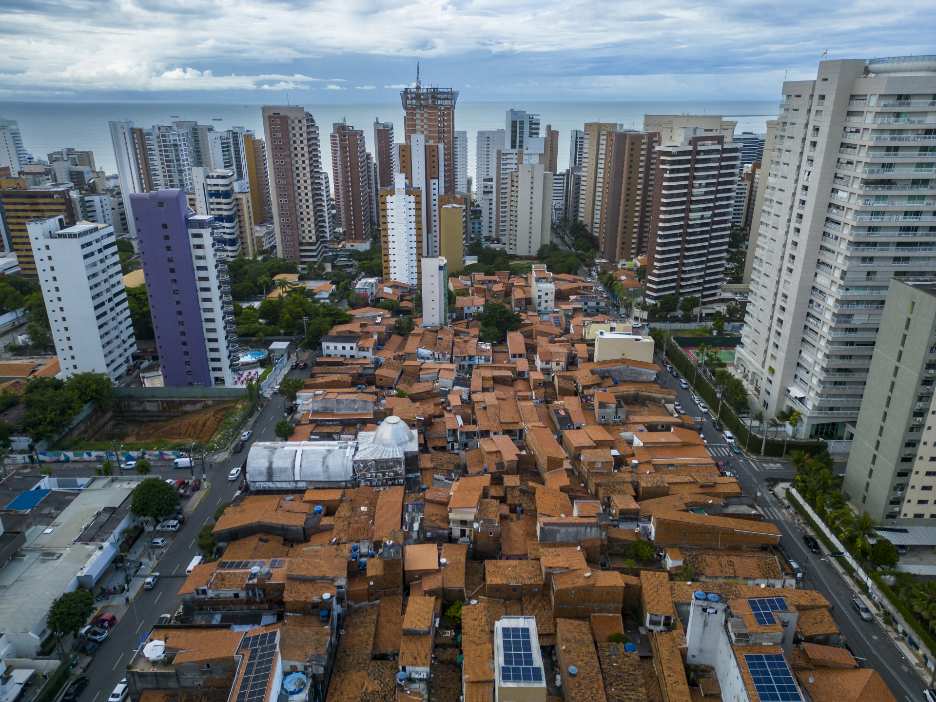 Capitais nordestinas, como Fortaleza, convivem com persistentes problemas relacionados aos altos índices de pobreza e desigualdade (Foto: FCO FONTENELE)