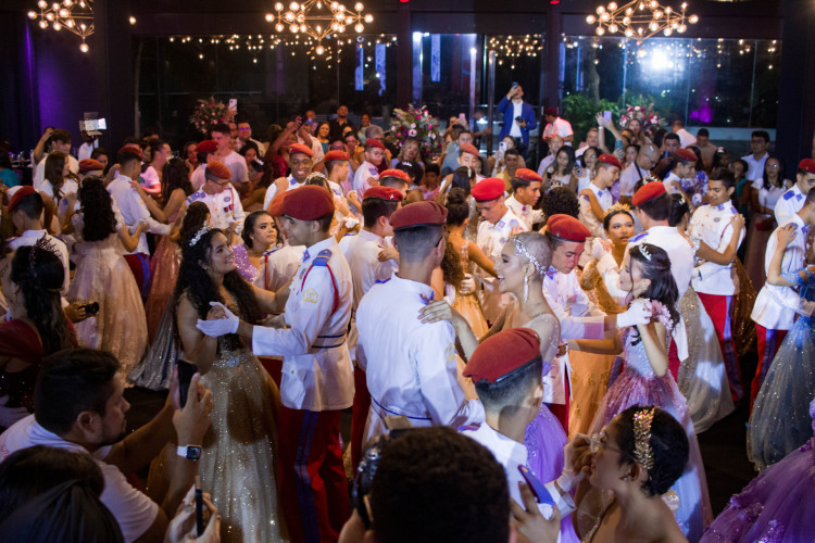 FORTALEZA, CEARÁ, BRASIL, 14-04-2024: Debutantes da Peter Pan, adolescentes em tratamento contra o câncer ganham festa de aniversário de 15 anos de 30 meninas assistidas pela instituição.  (Foto: Samuel Setubal)