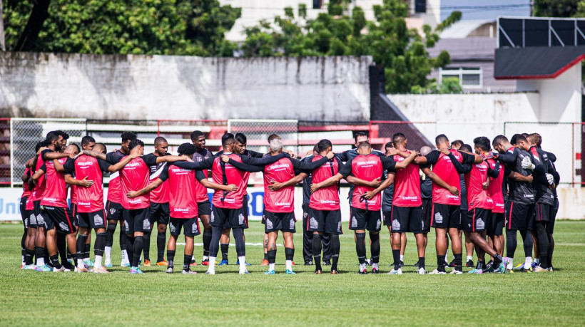 Jogadores do Ferroviário reunidos em treino no Elzir Cabral