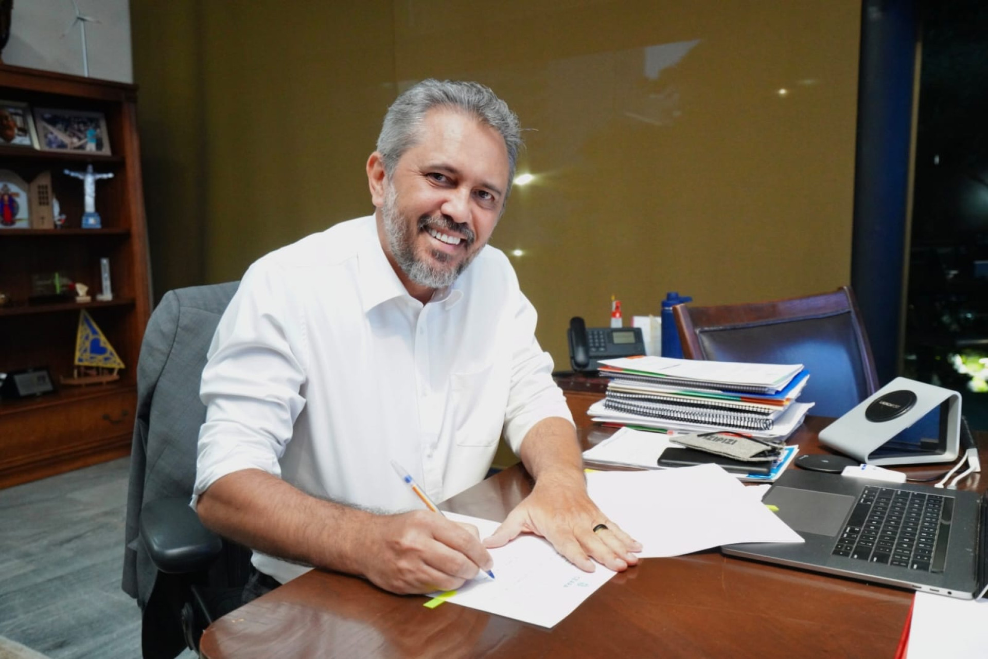 Elmano enviou à Alece programa do Governo do Ceará que vai ampliar desconto na entrada de imóveis do MCMV (Foto: Carlos Gibaja/Governo do Ceará)